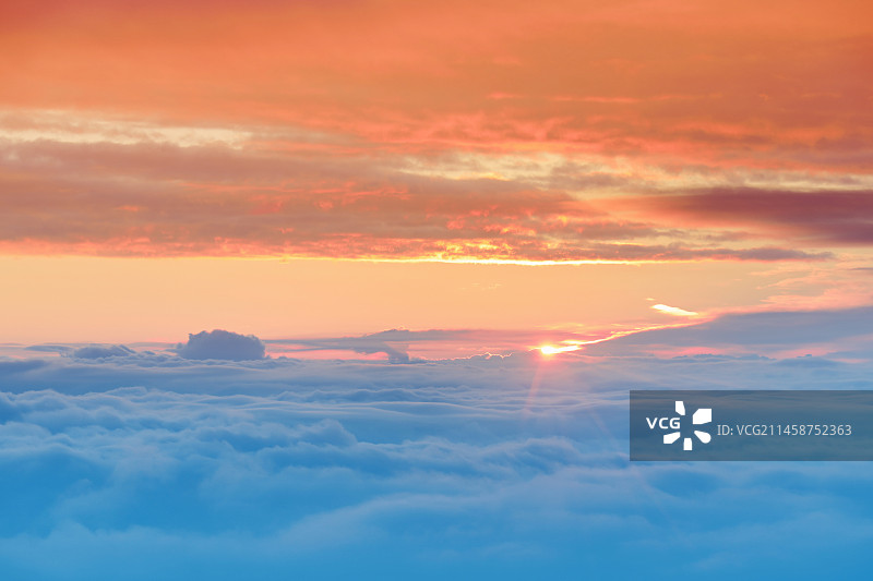 浅间山火山羽流、云海和日出，日本长野县上田市美原高原图片素材