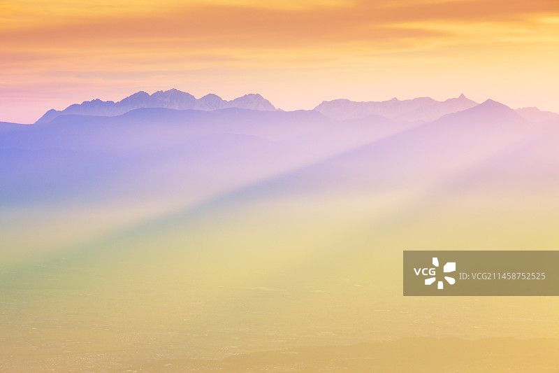 从长野县松本市大花看到的穗高山脉和枪岳的傍晚光线航拍照片图片素材