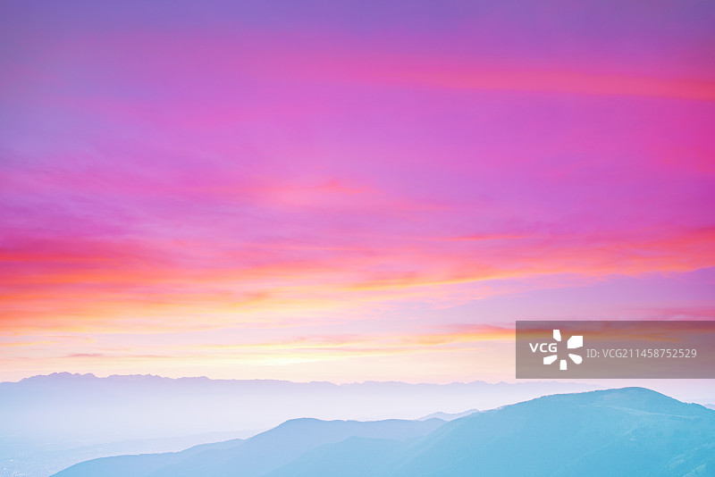 从大花看到的穗高山脉和屏风岩峰以及日落航拍照片，日本长野县松本图片素材