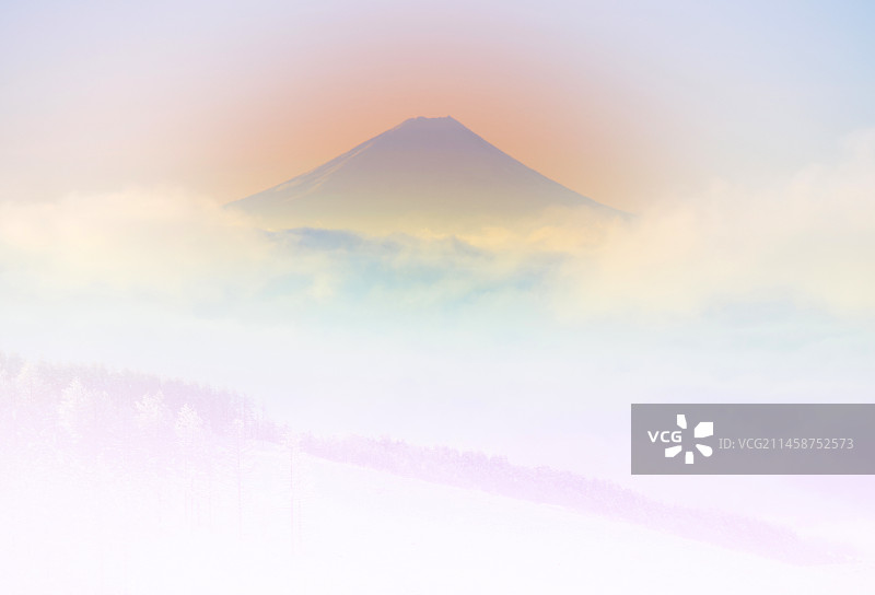 清晨富士山云海冰雾照片，拍摄于日本长野县诹访图片素材