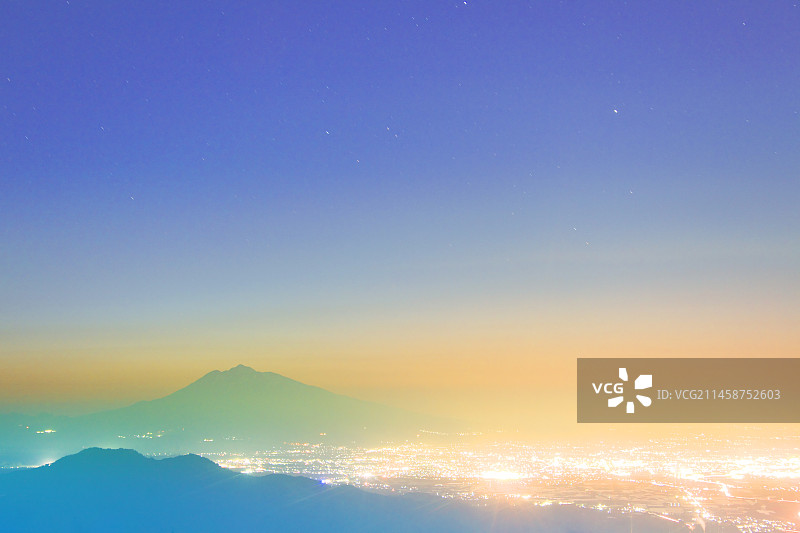 日本青森县岩木山黄昏星空照片图片素材