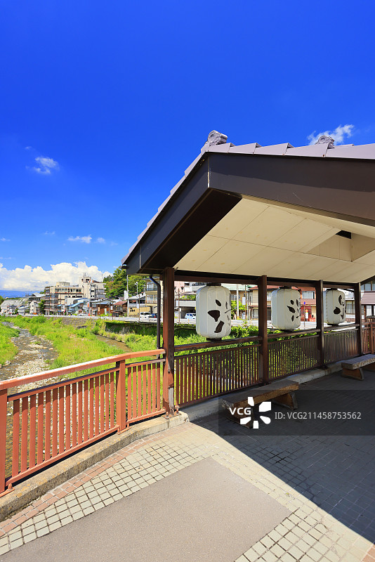 日本长野县涉温泉志布大汤桥的大灯笼图片素材