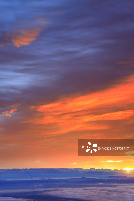 从美之原高原看到的荒船山和其他山脉以及晨曦，日本长野县上田市图片素材