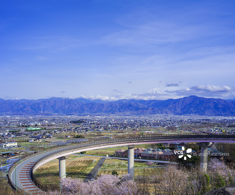 山梨县风光：桃之桥（又名环形桥）上的樱花，远眺南阿尔卑斯市和山梨县图片素材
