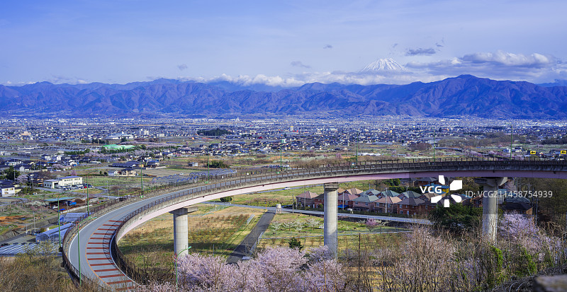 山梨县风光：桃之桥（又名环形桥）上的樱花，远眺南阿尔卑斯市和山梨县图片素材
