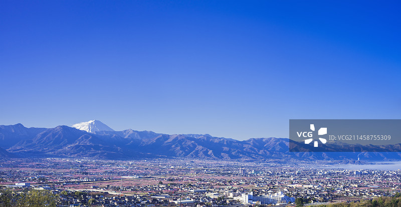 山梨县风光：山梨市的桃花和远处的富士山图片素材