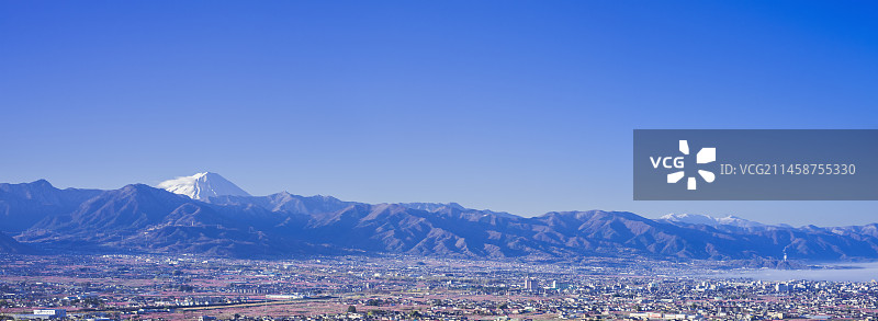 山梨县风光：山梨市的桃花和远处的富士山图片素材