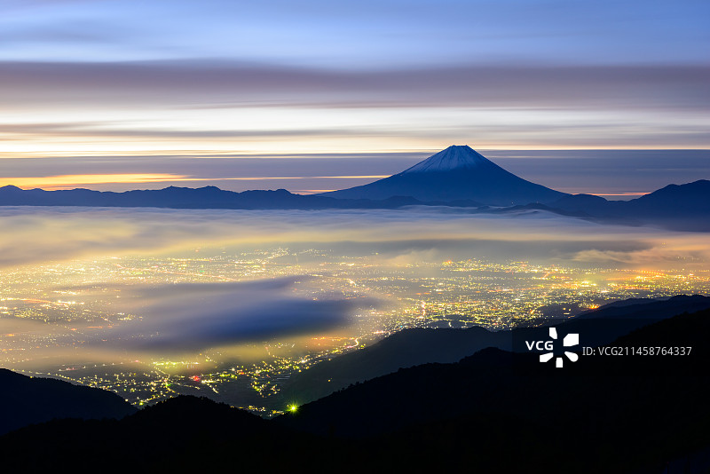山梨县的云海与富士山黎明景色图片素材