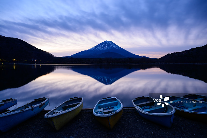 山梨县精进湖和富士山上的船只图片素材
