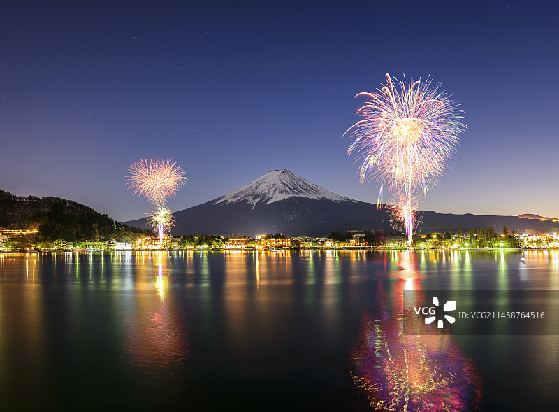山梨县河口湖冬季烟花和富士山图片素材
