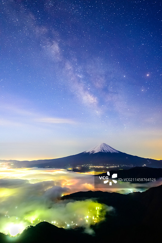 山梨县云海富士山与银河图片素材