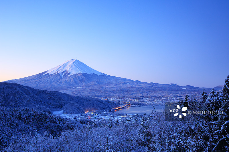 山梨县富士河口湖町黎明时的富士山与雪景图片素材