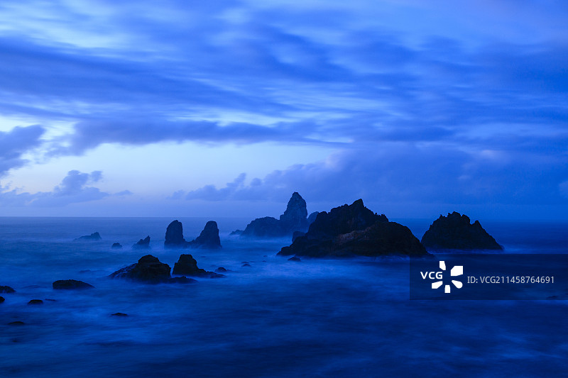 日本兵库县海蚀柱的长曝光照片图片素材