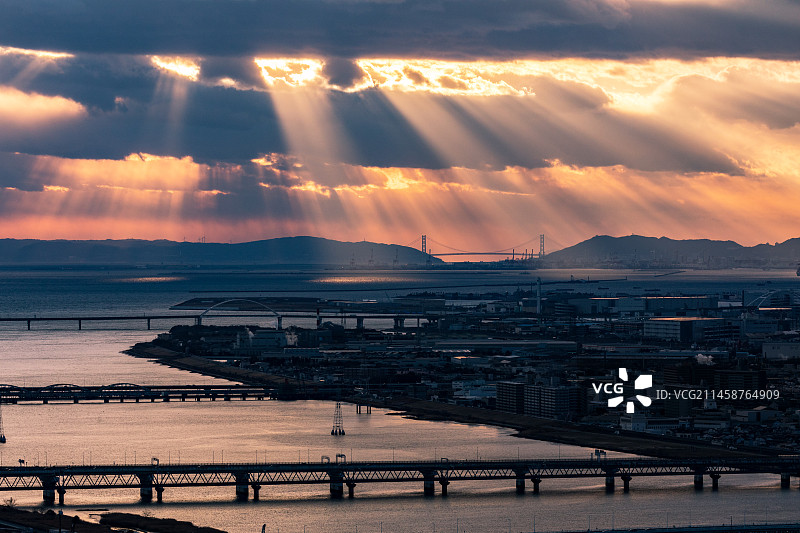 日本大阪湾上的美丽光线图片素材