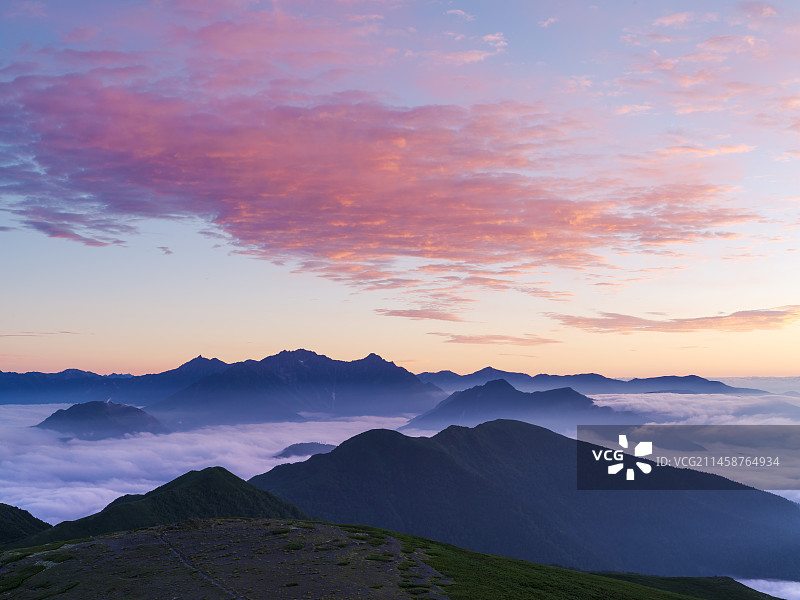 日本长野县山脉的层层薄雾图片素材