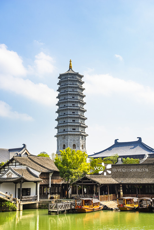 嘉兴濮院时尚古镇 塔 濮院时尚古镇 江南水乡 乌篷船 船图片素材