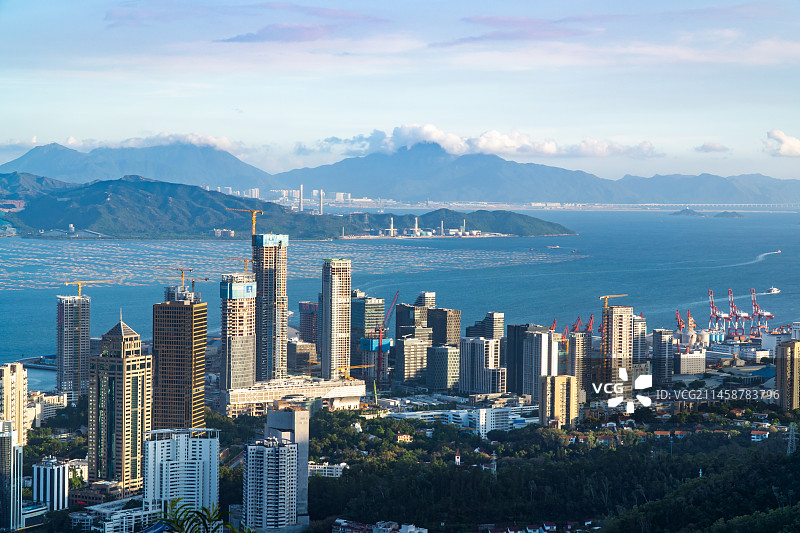 中国深圳前海城市风光天际线，隔海眺望香港元朗流浮山图片素材