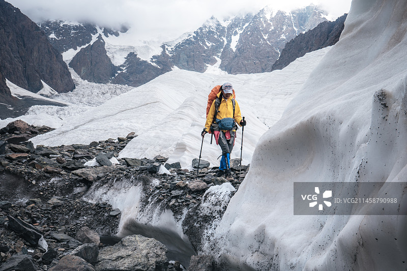 中国新疆天山博格达黑沟冰川冰塔林徒步图片素材