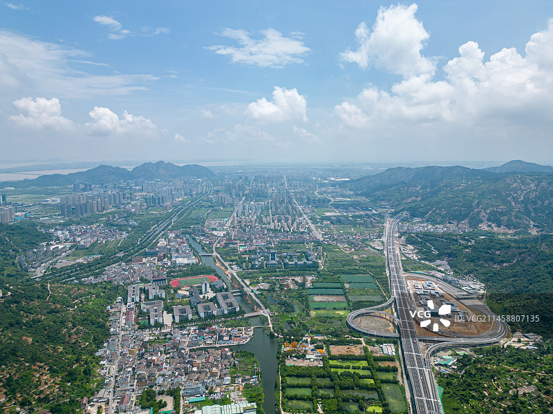 航拍浙江温州城市风光：龙湾区城市风光与金丽温高速图片素材