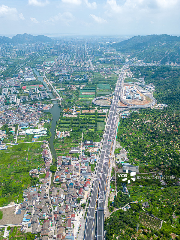 航拍浙江温州城市风光：龙湾区城市风光与金丽温高速图片素材