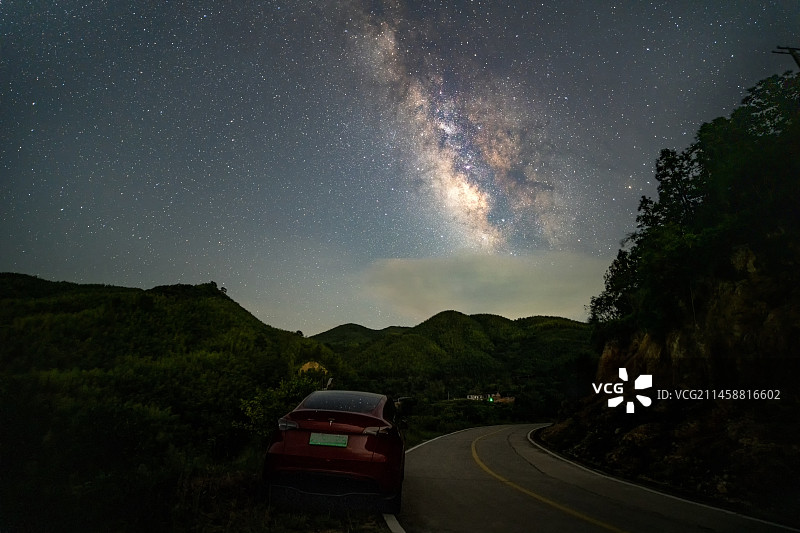 山中银河与马路图片素材