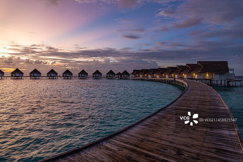 马尔代夫中央格兰德岛日落水屋图片素材