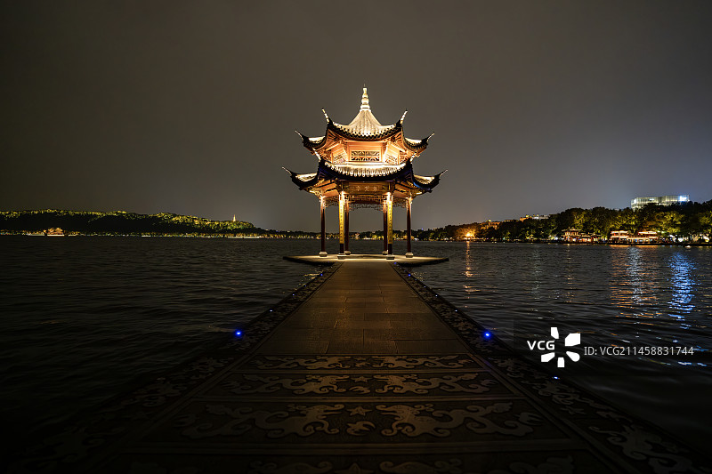 中国杭州西湖集贤亭夜景图片素材