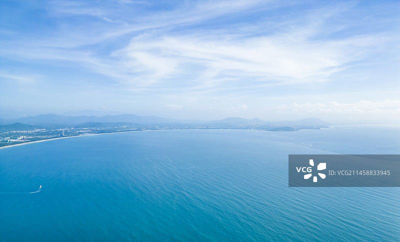 高视角航拍俯视海南三亚海棠湾蜈支洲岛玻璃海、环岛礁石公路海洋岛屿全景图片素材