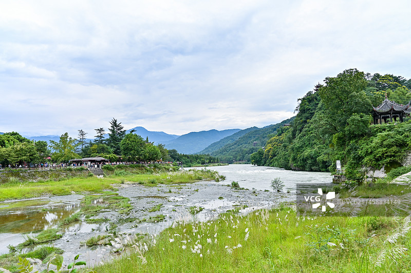 四川省成都市都江堰市都江堰景区宝瓶口、鱼嘴分水堤、飞沙堰古建筑天府之国历史文化航拍图片素材