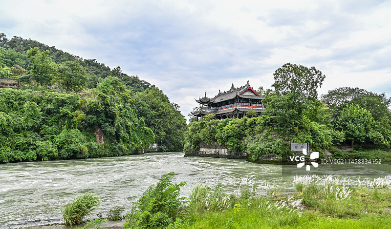 四川省成都市都江堰市都江堰景区宝瓶口、鱼嘴分水堤、飞沙堰古建筑天府之国历史文化航拍图片素材