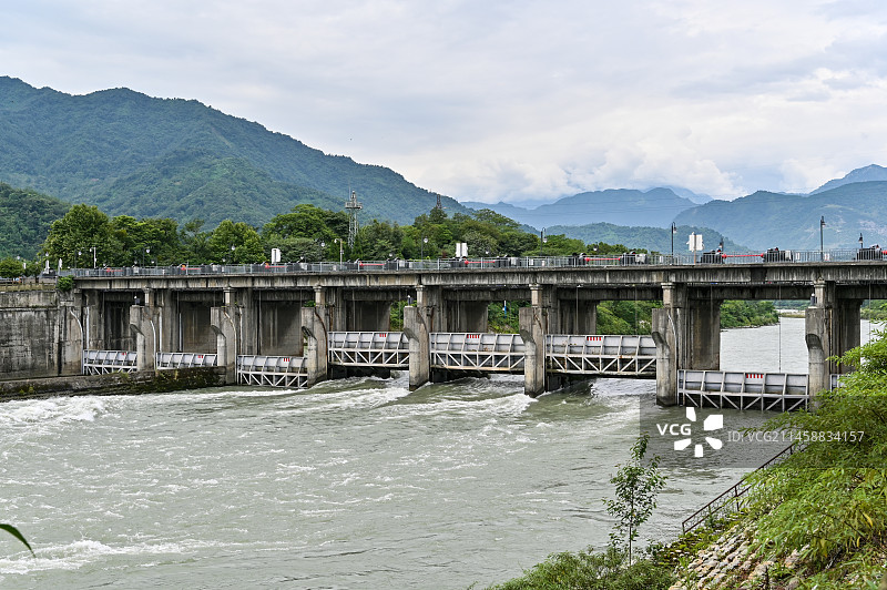 四川省成都市都江堰市都江堰景区宝瓶口、鱼嘴分水堤、飞沙堰古建筑天府之国历史文化航拍图片素材