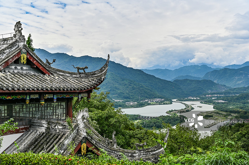 四川省成都市都江堰市都江堰景区宝瓶口、鱼嘴分水堤、飞沙堰古建筑天府之国历史文化航拍图片素材