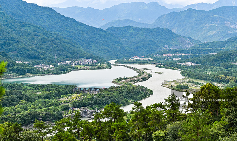 四川省成都市都江堰市都江堰景区宝瓶口、鱼嘴分水堤、飞沙堰古建筑天府之国历史文化航拍图片素材