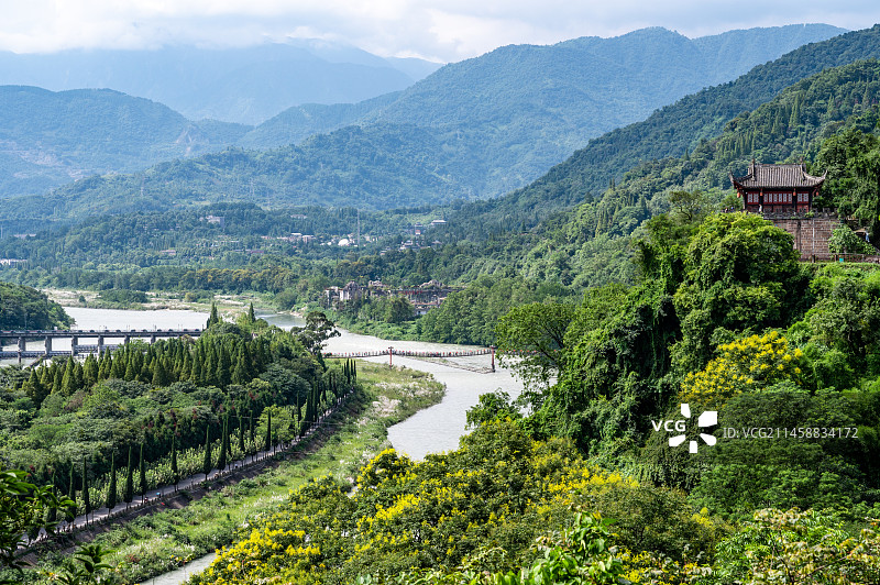 四川省成都市都江堰市都江堰景区宝瓶口、鱼嘴分水堤、飞沙堰古建筑天府之国历史文化航拍图片素材