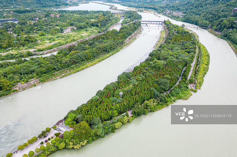 四川省成都市都江堰市都江堰景区宝瓶口、鱼嘴分水堤、飞沙堰古建筑天府之国历史文化航拍图片素材