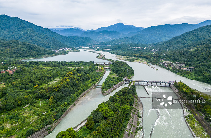 四川省成都市都江堰市都江堰景区宝瓶口、鱼嘴分水堤、飞沙堰古建筑天府之国历史文化航拍图片素材