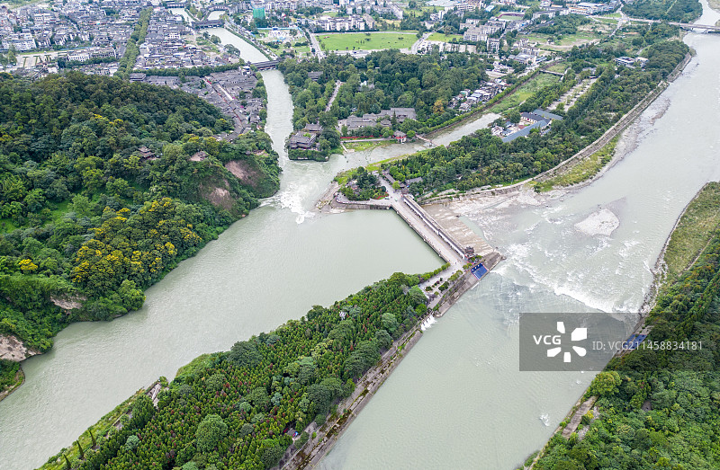 四川省成都市都江堰市都江堰景区宝瓶口、鱼嘴分水堤、飞沙堰古建筑天府之国历史文化航拍图片素材
