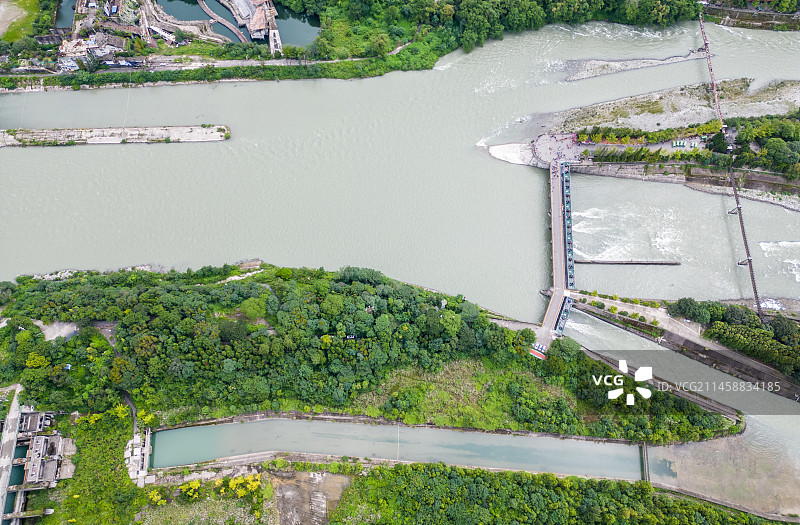 四川省成都市都江堰市都江堰景区宝瓶口、鱼嘴分水堤、飞沙堰古建筑天府之国历史文化航拍图片素材