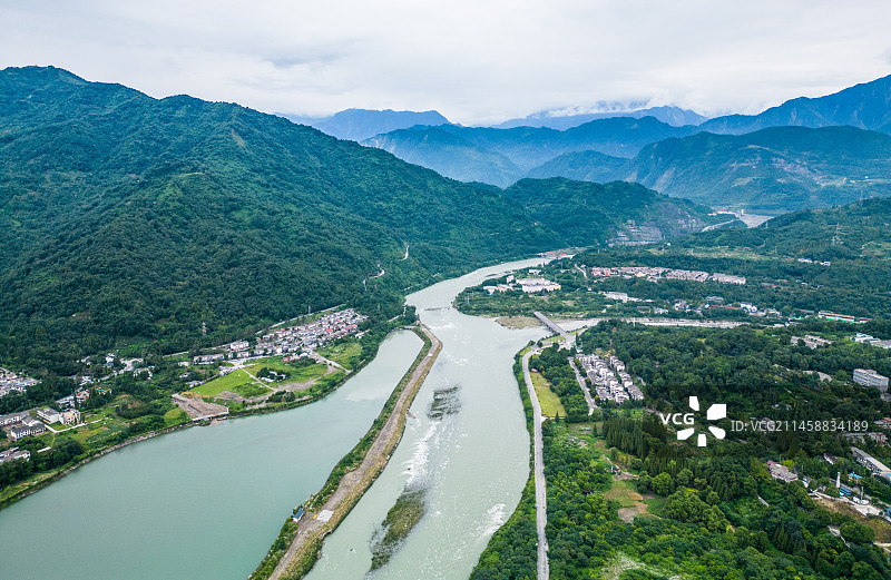 四川省成都市都江堰市都江堰景区宝瓶口、鱼嘴分水堤、飞沙堰古建筑天府之国历史文化航拍图片素材