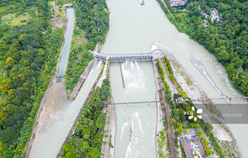 四川省成都市都江堰市都江堰景区宝瓶口、鱼嘴分水堤、飞沙堰古建筑天府之国历史文化航拍图片素材