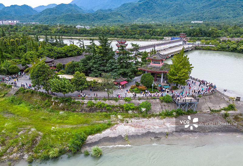 四川省成都市都江堰市都江堰景区宝瓶口、鱼嘴分水堤、飞沙堰古建筑天府之国历史文化航拍图片素材