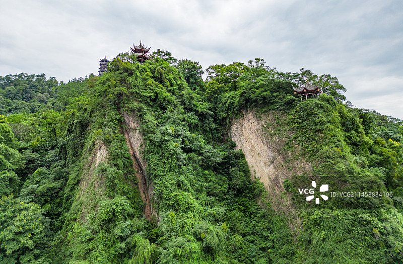 四川省成都市都江堰市都江堰景区宝瓶口、鱼嘴分水堤、飞沙堰古建筑天府之国历史文化航拍图片素材
