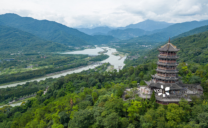 四川省成都市都江堰市都江堰景区宝瓶口、鱼嘴分水堤、飞沙堰古建筑天府之国历史文化航拍图片素材