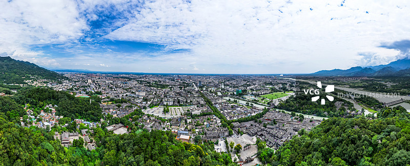 四川省成都市都江堰市都江堰景区宝瓶口、鱼嘴分水堤、飞沙堰古建筑天府之国历史文化航拍图片素材