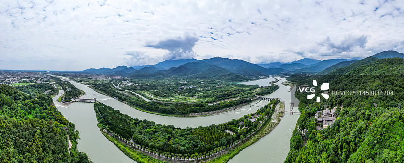 四川省成都市都江堰市都江堰景区宝瓶口、鱼嘴分水堤、飞沙堰古建筑天府之国历史文化航拍图片素材