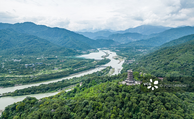 四川省成都市都江堰市都江堰景区宝瓶口、鱼嘴分水堤、飞沙堰古建筑天府之国历史文化航拍图片素材