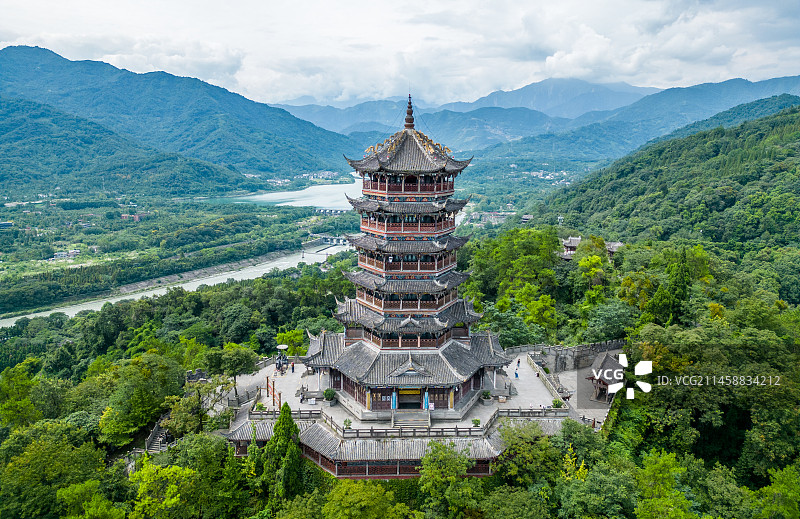 四川省成都市都江堰市都江堰景区宝瓶口、鱼嘴分水堤、飞沙堰古建筑天府之国历史文化航拍图片素材