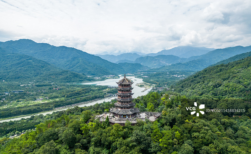 四川省成都市都江堰市都江堰景区宝瓶口、鱼嘴分水堤、飞沙堰古建筑天府之国历史文化航拍图片素材