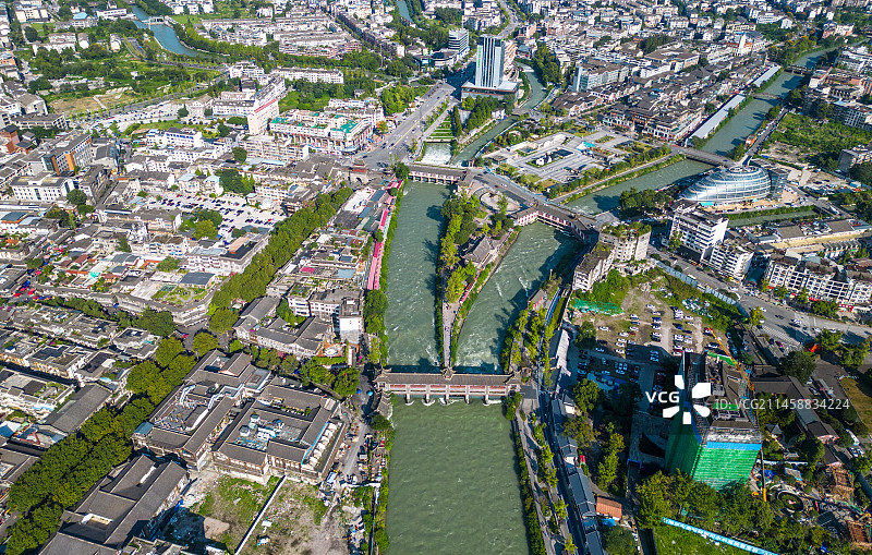 四川省成都市都江堰市都江堰景区宝瓶口、鱼嘴分水堤、飞沙堰古建筑天府之国历史文化航拍图片素材