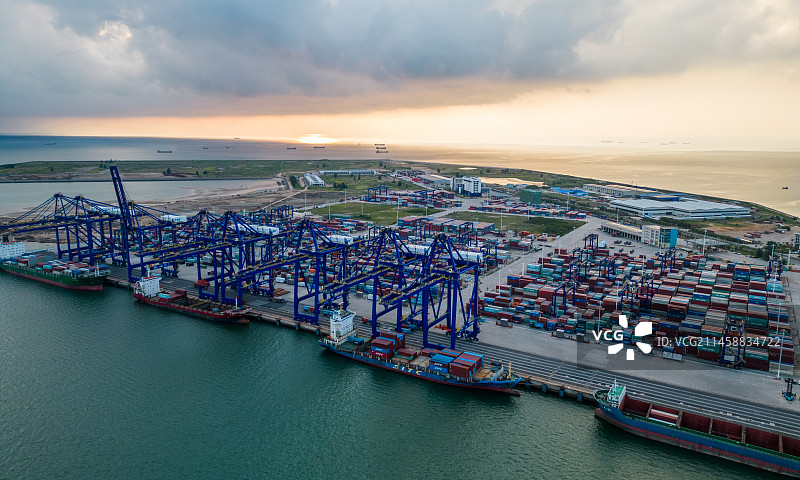 海南儋州市洋浦港航拍集装箱运输物流自贸港夜景图片素材
